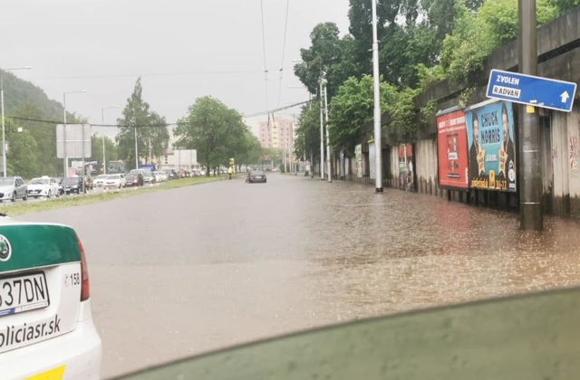 V Banskej Bystrici museli po prívalovom daždi vyhlásiť tretí stupeň povodňovej aktivity