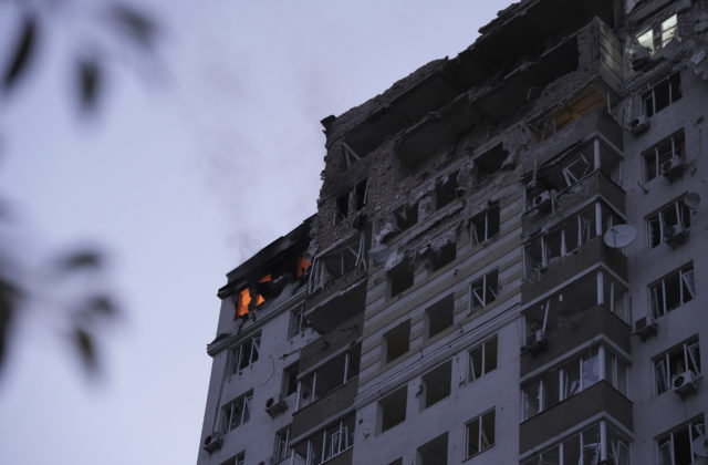 Rusko opäť vykonalo večerný dronový útok na Kyjev, najmenej jeden človek zomrel