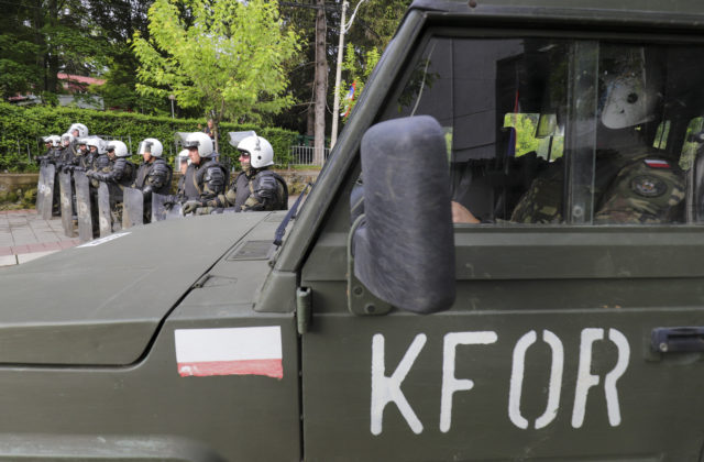 NATO pre napätú situáciu posilní mierové sily KFOR v Kosove a v rezerve bude mať ďalšiu jednotku
