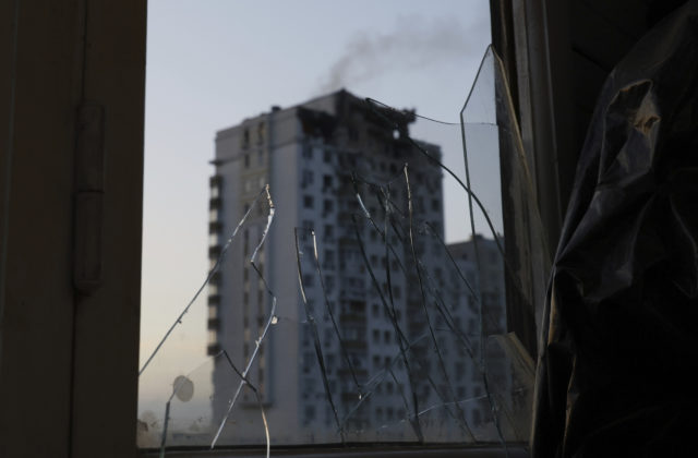 V Rusku horela rafinéria, „masívny útok“ na pohraničí Ukrajiny si vyžiadal zranenia aj ľudský život