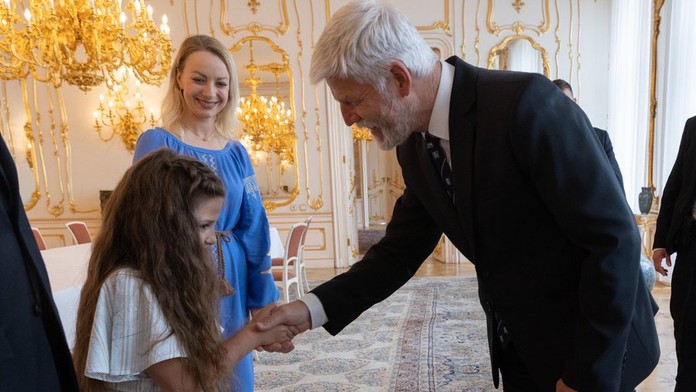 Ukrajinské dievčatko opustilo svoj domov kvôli vojne: V novej škole ju spolužiaci šikanovali a pľuli na ňu! Silné gesto českého prezidenta