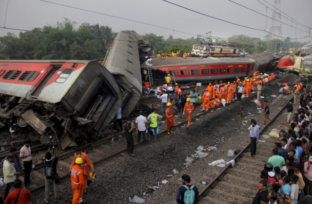 Pri železničnom nešťastí v Indii zomrelo najmenej päťdesiat ľudí a stovky sa zranili, vykoľajili sa dva vlaky