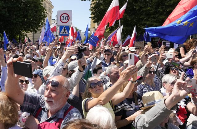 Na protivládnej demonštrácii vo Varšave sa podľa odhadu zišlo pol milióna ľudí Na protivládnej demonštrácii vo Varšave sa podľa odhadu zišlo pol milióna ľudí