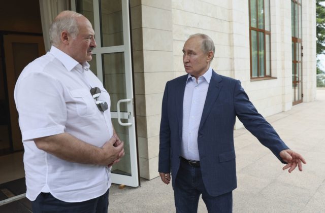 Putin hovorí o zlyhaní ukrajinskej protiofenzívy, podľa Lukašenka ani žiadna nebola