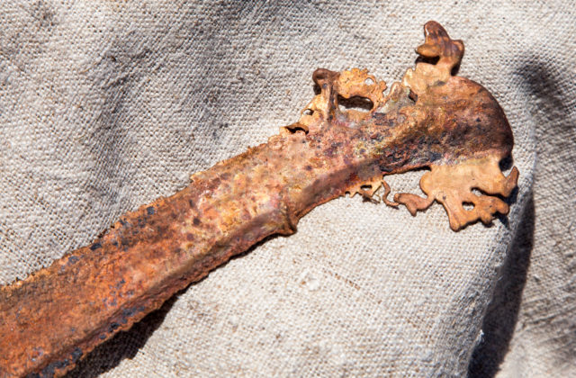Nemeckí archeológovia objavili mimoriadne zachovaný meč z bronzovej doby, starý je viac ako tritisíc rokov