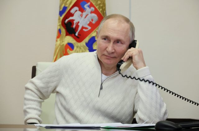 Putin cestuje po krajine v luxusnom vlaku, užíva si parné kúpele i ruskú televíziu 
