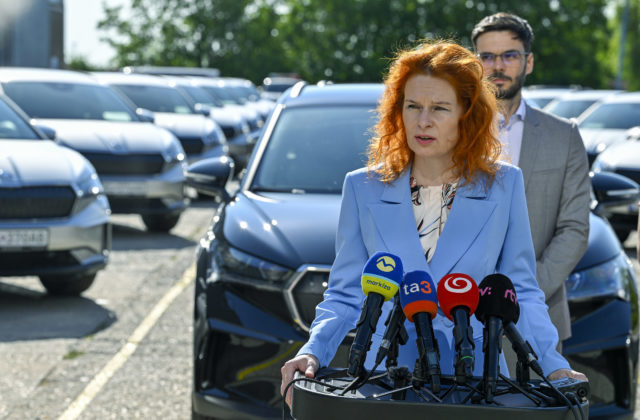 Policajti dostali z plánu obnovy ďalších 24 elektromobilov, rozširovať sa budú aj nabíjacie stanice (foto)