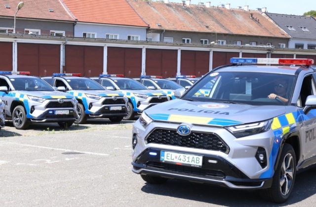 Policajti z týchto krajov dostali ďalších 40 hybridných vozidiel, ministerstvo buduje aj nabíjacie stanice