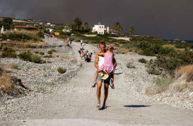 Požiar na gréckom ostrove Rodos si vyžiadal evakuáciu asi dvoch tisícok ľudí, pomohli aj súkromné plachetnice