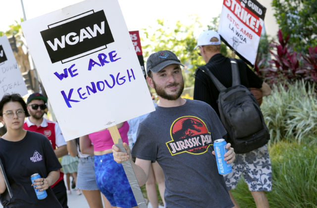 Udeľovanie cien Emmy museli odložiť, v Hollywoode sa koná dosiaľ najväčší protest Udeľovanie cien Emmy museli odložiť, v Hollywoode sa koná dosiaľ najväčší protest