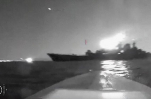 Rusi stratili ďalšiu korvetu, ukrajinskí vojaci ju potopili na kotvišti na Kryme (video)