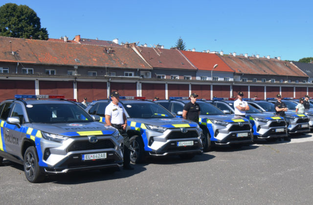 Policajti dostali ďalších 24 hybridných áut, súčasťou je aj montáž nabíjacích staníc (foto)