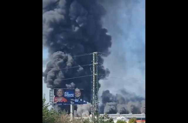 Výrobnú halu v meste Žebrák zachvátil požiar a časť sa zrútila, diaľnicu D5 uzavreli (video)