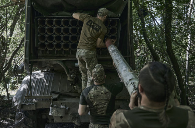 Ukrajinci prelomili ruské mínové pole a postupujú na mesto Tokmak v Záporožskej oblasti (foto)