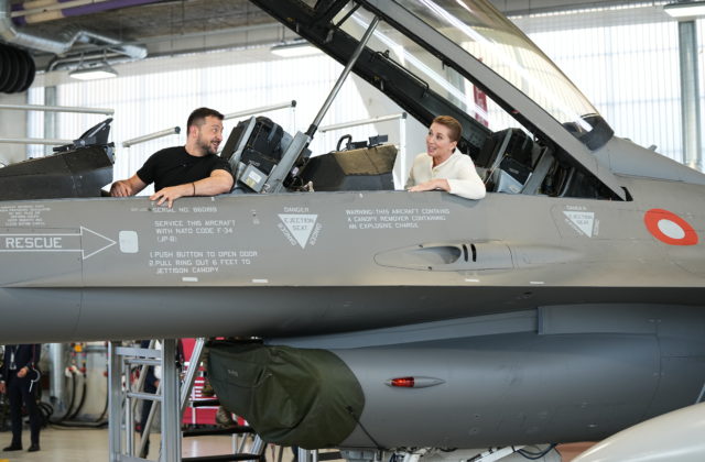Ukrajinci musia pripraviť na používanie bojových lietadiel F-16 stovky ľudí, výcvik bude trvať minimálne pol roka