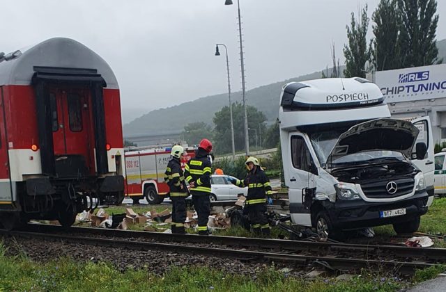 Zrážka vlaku s kamiónom prerušila železničnú dopravu na úseku Prešov – Drienovská Nová Ves