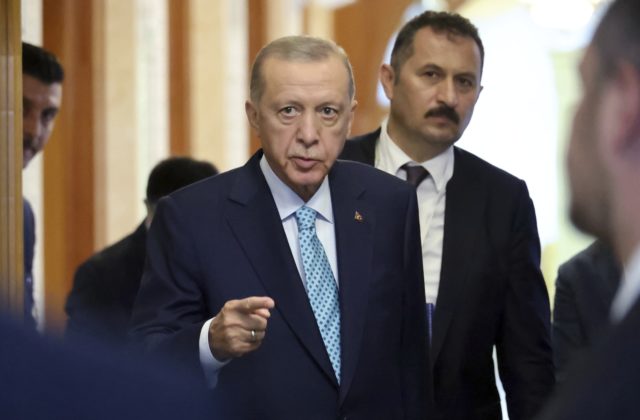 Erdoğan obvinil Západ z ľahostajnosti voči utrpeniu moslimov, skritizoval aj nečinnosť Európskej únie a OSN