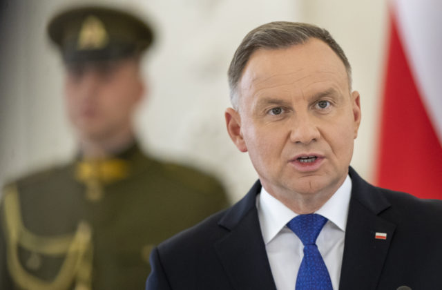 Poľský prezident Duda vzdoruje novej vláde v boji o kontrolu nad štátnymi médiami