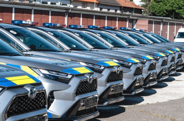 Policajtom odovzdali 27 nových osobných áut, opäť si ich rozdelili štyri kraje (video+foto)