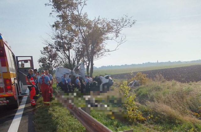 Nehodu na diaľnici D1 v smere z Bratislavy do Trnavy neprežilo niekoľko ľudí (foto)