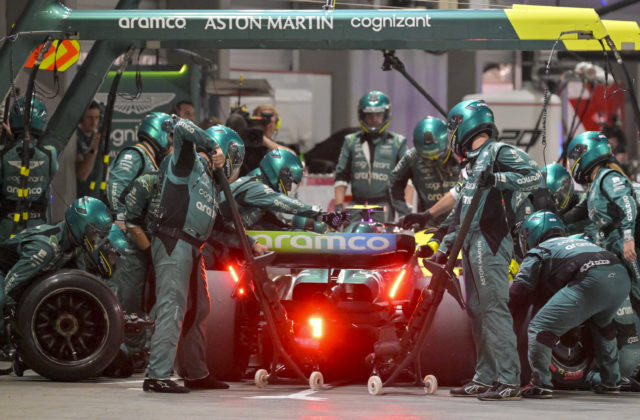 Tím Aston Martin absolvoval preteky v Singapure len s jedným monopostom