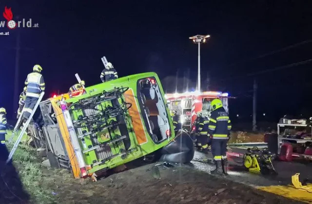 Haváriu diaľkového autobusu v Rakúsku neprežila jedna žena, ďalších 20 pasažierov je zranených (foto)