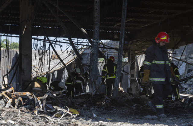 Ruský útok na Kremenčuk si vyžiadal jednu obeť, vyše desať civilistov utrpelo zranenia Ruský útok na Kremenčuk si vyžiadal jednu obeť, vyše desať civilistov utrpelo zranenia