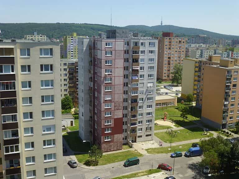 Streľba v Bratislave: Neznámy strelec strieľal z okna bytovky na ľudí