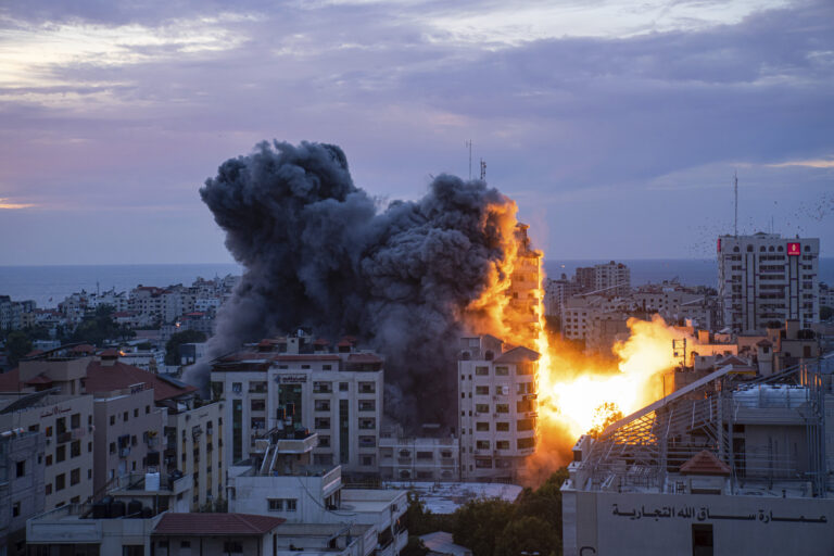 Hamas vypálil na izraelské územie najmenej 2-tisíc rakiet, na juhu krajiny pri výbuchu zomrela jedna žena (foto)