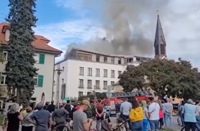 Hasiči zasahujú v centre Piešťan, hotel Pavla zachvátil požiar (video)
