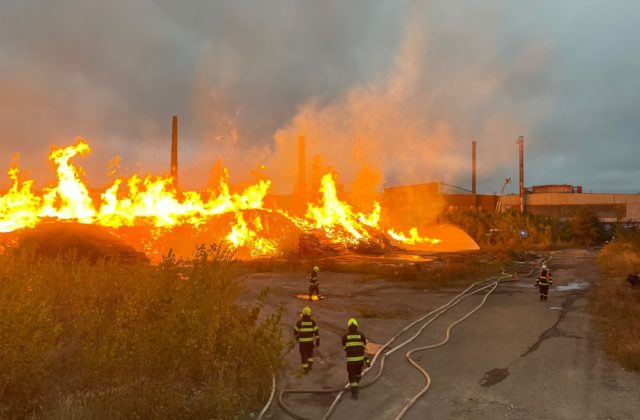 Hasiči sa snažia zlikvidovať požiar dreva v českom Kladne, oheň sa im podarilo dostať pod kontrolu (foto)