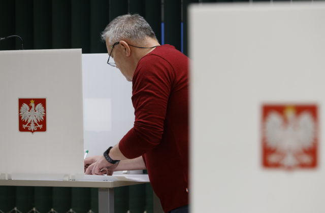 Poliaci hlasujú v parlamentných voľbách. Ovládne krajinu tretíkrát po sebe strana Právo a spravodlivosť?