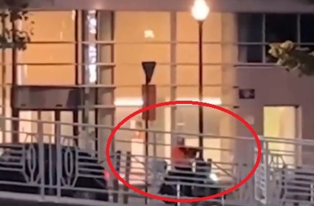 Streľba v Bruseli si vyžiadala obete, útočník mal kričať „Alláhu akbar“ (video)