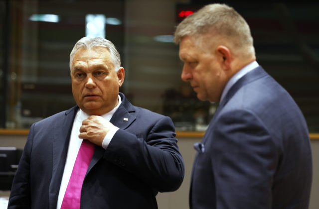 Fico a Orbán čelia otázkam o ich neochote vojensky podporiť Ukrajinu. Členov samitu zaujíma, čo bude po výhre Ruska