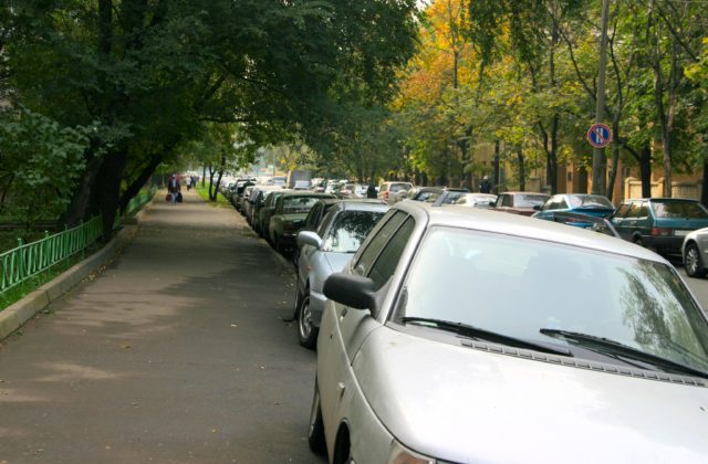 Bratislavská polícia upozorňuje na problém s parkovaním, vyzýva využiť MHD