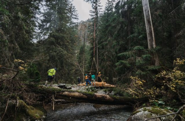 Aktivisti z turistického klubu Hikemates zrekonštruovali šesť turistických mostíkov v Jaloveckej doline (foto)