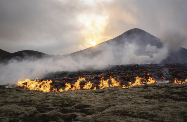 Island vyhlásil mimoriadny stav pre obavy zo sopečnej erupcie
