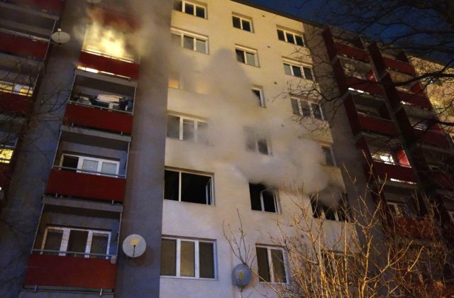 V Liptovskom Mikuláši horel byt, staršiu osobu vyniesli v bezvedomí