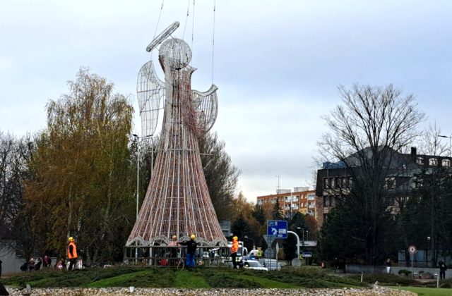 Mesto Poprad už zdobí 13-metrový anjel, priviezol ho vrtuľník (video+foto) Mesto Poprad už zdobí 13-metrový anjel, priviezol ho vrtuľník (video+foto)