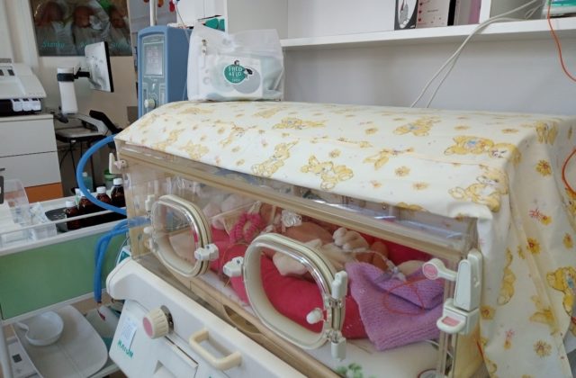 Tesco pomáha predčasne narodeným bábätkám aj ich mamičkám