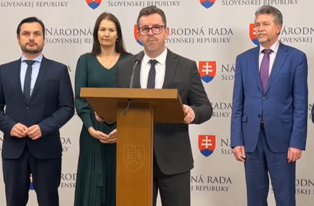 Pod rúškom vytvorenia nového ministerstva sa schyľuje k vládnemu podvodu, tvrdí Šmilňák (video)