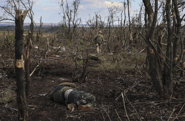 Rusi strácajú na Ukrajine denne viac vojakov ako v roku 2022, rozviedka predpovedá ich ďalší nárast
