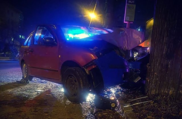 Vodič prišiel o život po náraze do stromu vedľa vozovky, nehoda sa stala v bratislavskom Ružinove