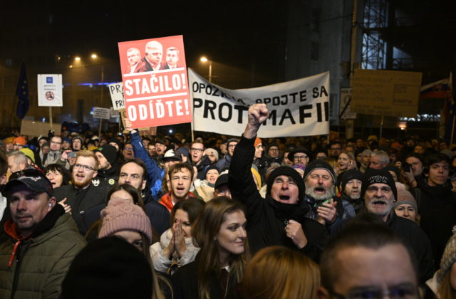 Ľudia vyšli do ulíc aj pred Vianocami, proti Ficovej vláde sa protestuje v jedenástich mestách Slovenska (video+foto)