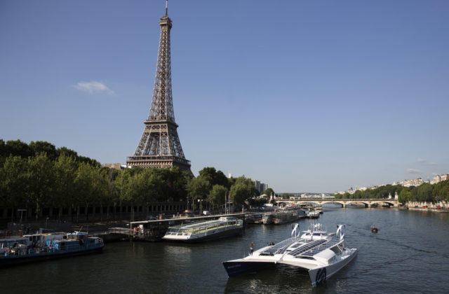 Eiffelovu vežu zatvorili pre štrajk zamestnancov, dôvodom je sté výročie smrti jej konštruktéra Gustava Eiffela
