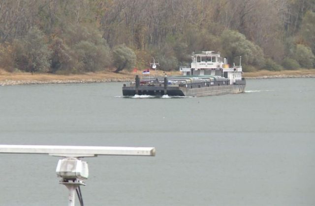 V srbskom Dunaji sa po náraze do mosta potopila nákladná loď, viezla tisíc ton dusíkatých hnojív