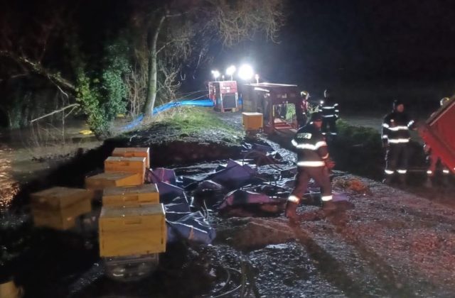 Slovenskí hasiči majú za sebou prvý deň nasadenia vo Francúzsku, prečerpali 70-tisíc metrov kubických vody (foto)