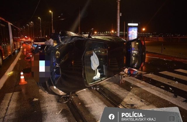 Opitá mladá žena havarovala s Golfom na bratislavskom nábreží, auto sa po náraze prevrátilo na bok