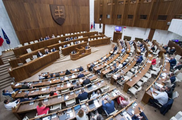 Poslanci naďalej pokračujú v rozprave k novele Trestného zákona, v pléne vystúpil aj Šutaj Eštok (naživo)