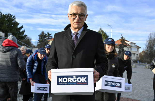 Korčok odovzdal vyše 40-tisíc vyzbieraných podpisov pod svoju kandidatúru, stane sa oficiálnym kandidátom na prezidenta (video)